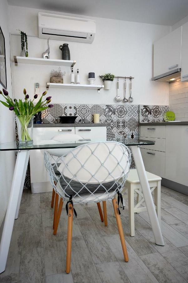 Charming Seaside Apartment Primošten Eksteriør billede